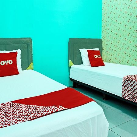 Oyo 91731 Home Stay Elis Cateliya Syariah كراوانغ المظهر الخارجي الصورة