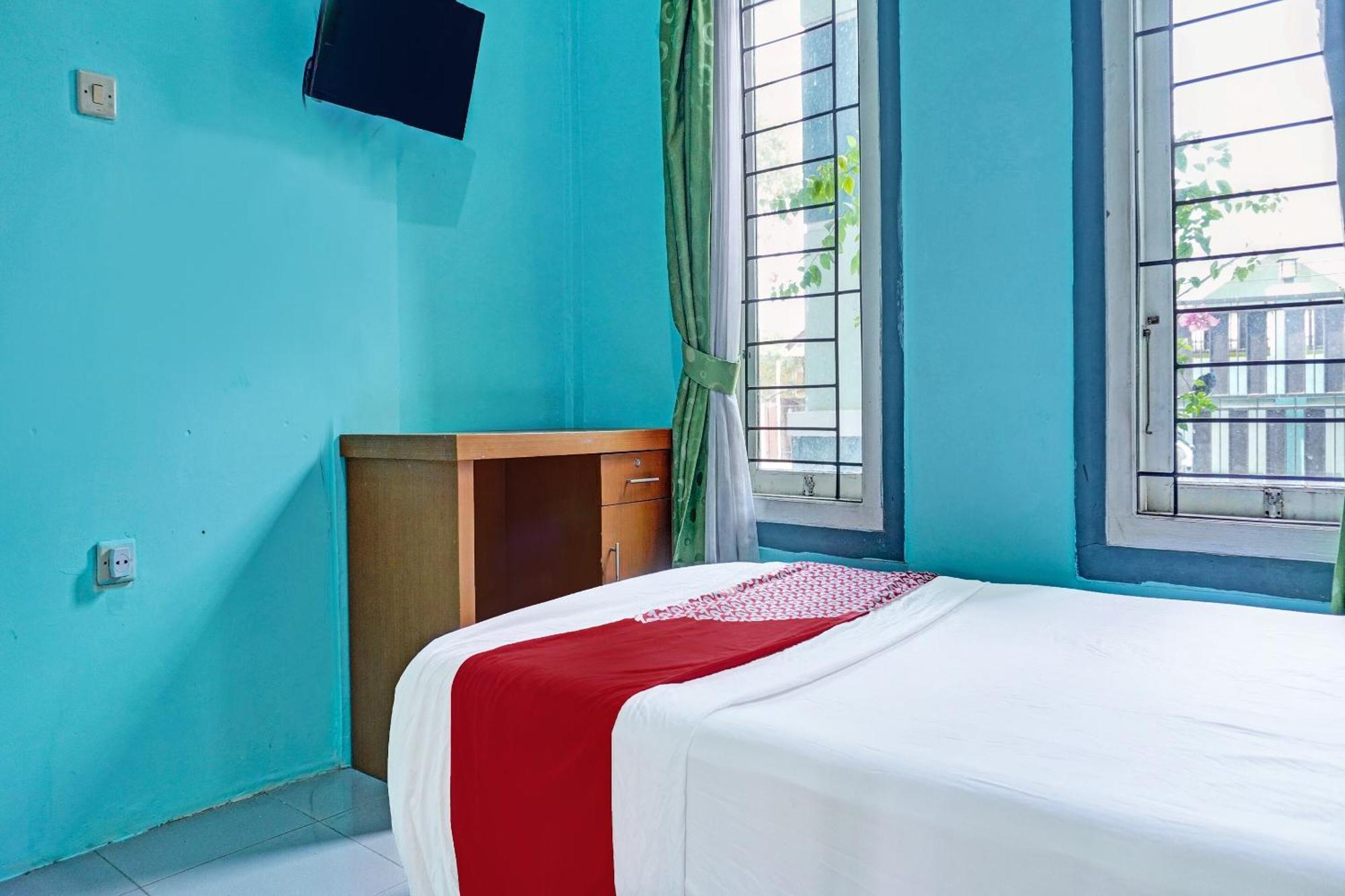 Oyo 91731 Home Stay Elis Cateliya Syariah كراوانغ المظهر الخارجي الصورة