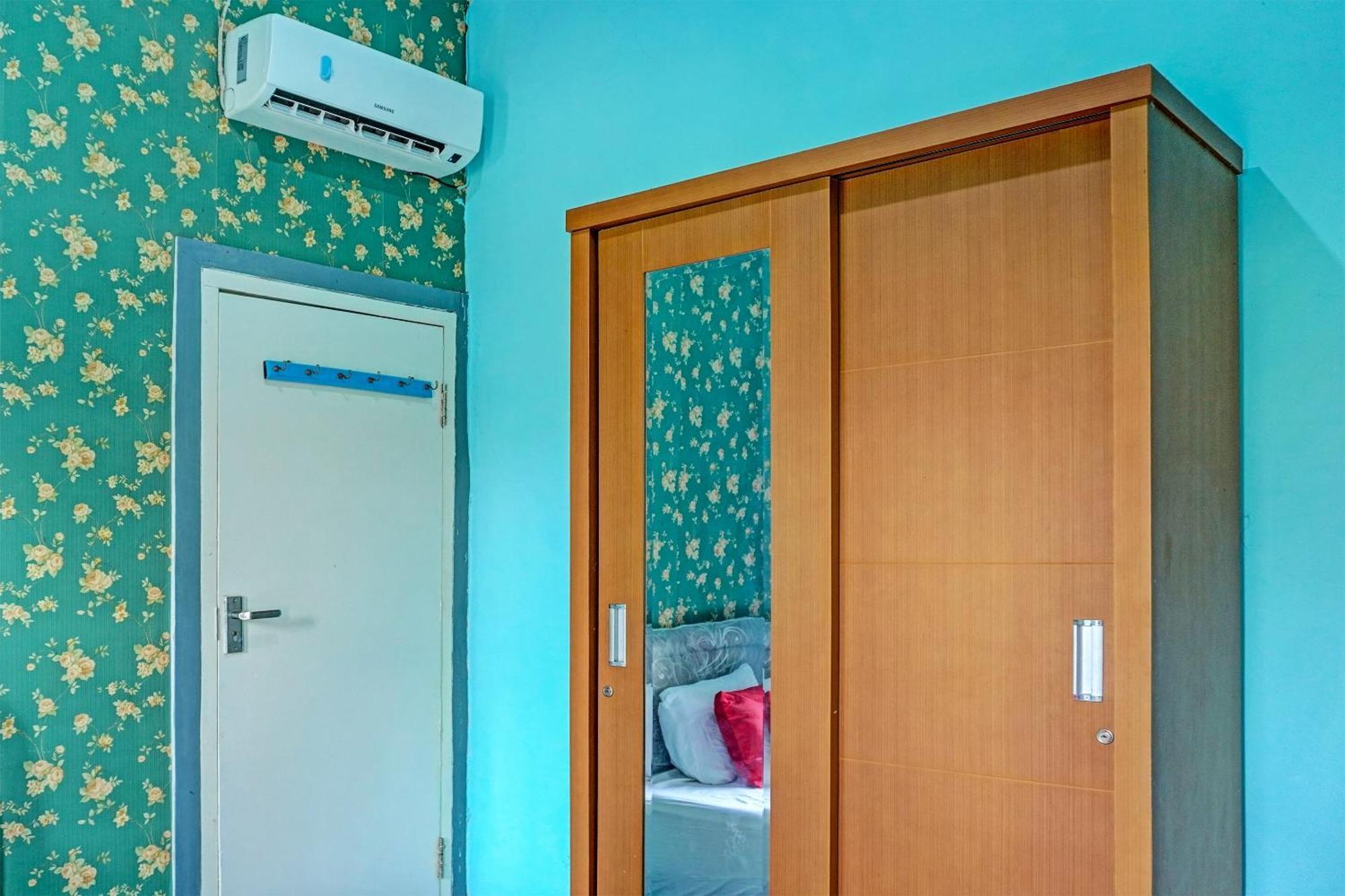 Oyo 91731 Home Stay Elis Cateliya Syariah كراوانغ المظهر الخارجي الصورة