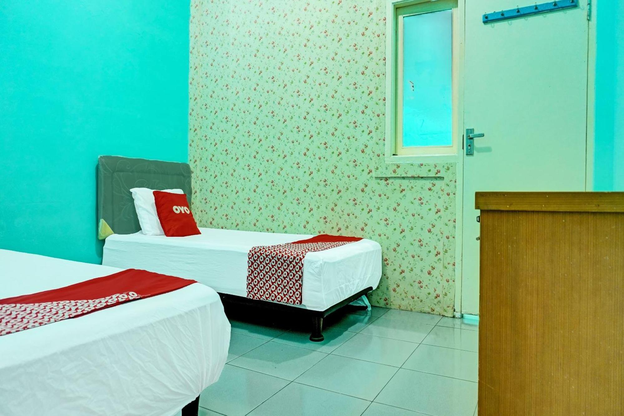 Oyo 91731 Home Stay Elis Cateliya Syariah كراوانغ المظهر الخارجي الصورة