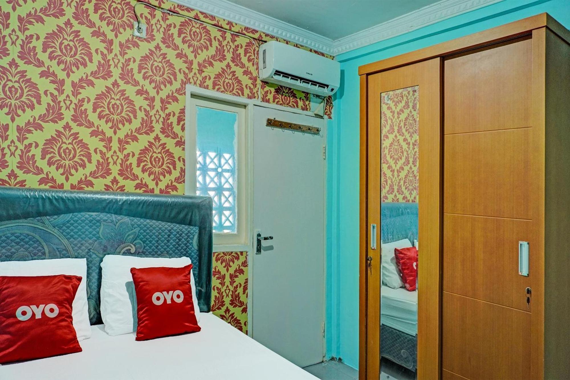Oyo 91731 Home Stay Elis Cateliya Syariah كراوانغ المظهر الخارجي الصورة
