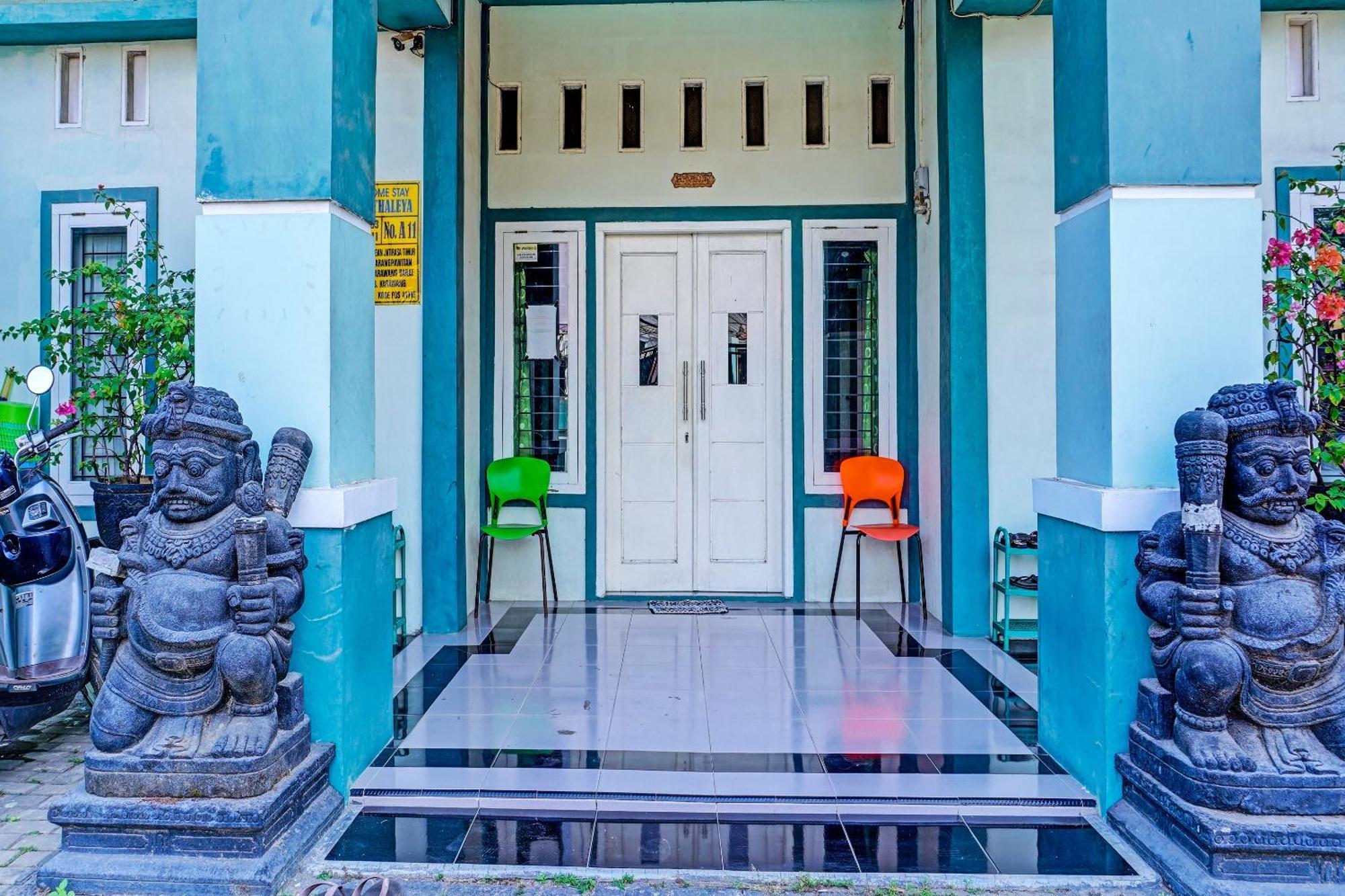 Oyo 91731 Home Stay Elis Cateliya Syariah كراوانغ المظهر الخارجي الصورة