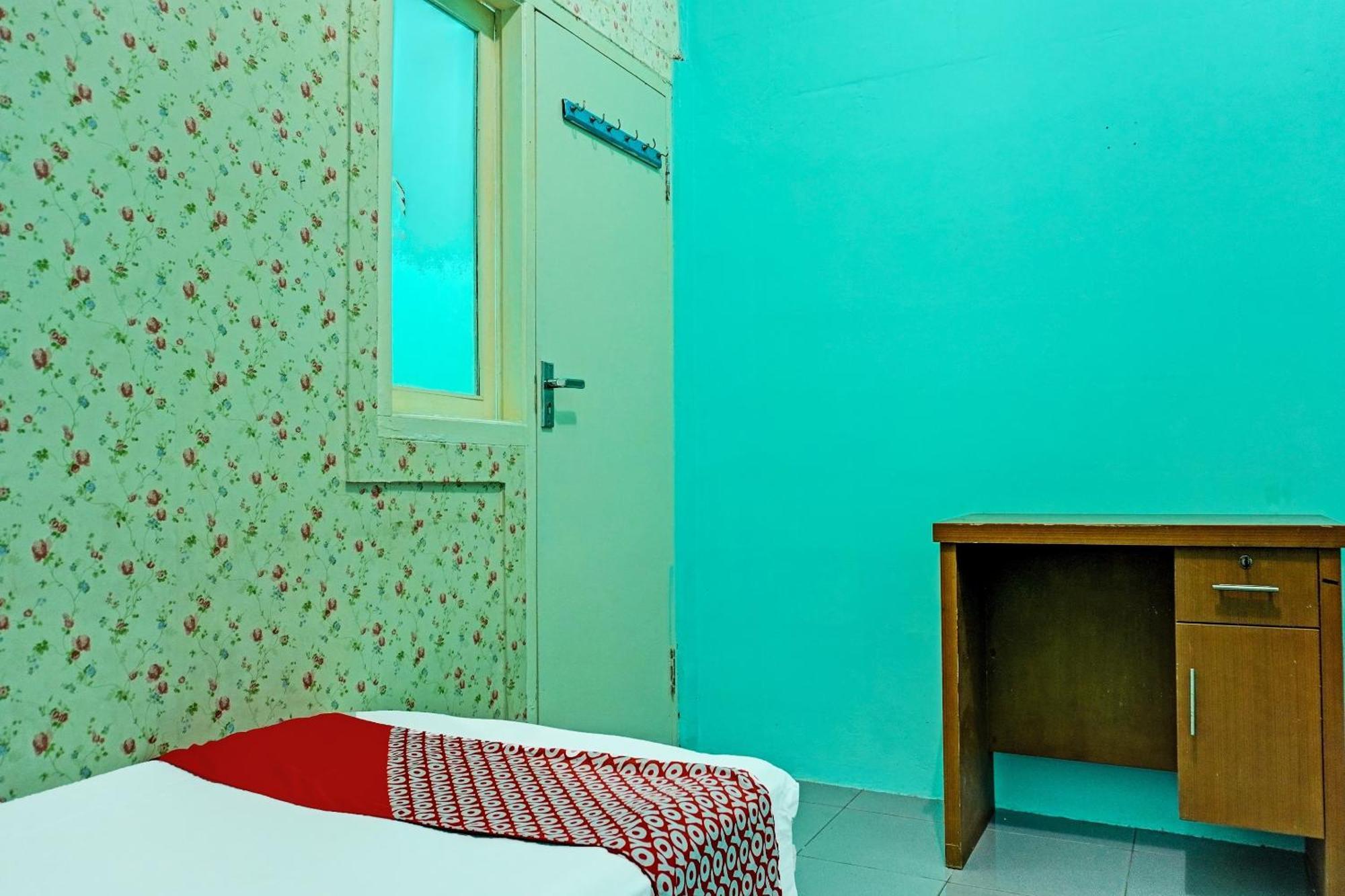 Oyo 91731 Home Stay Elis Cateliya Syariah كراوانغ المظهر الخارجي الصورة