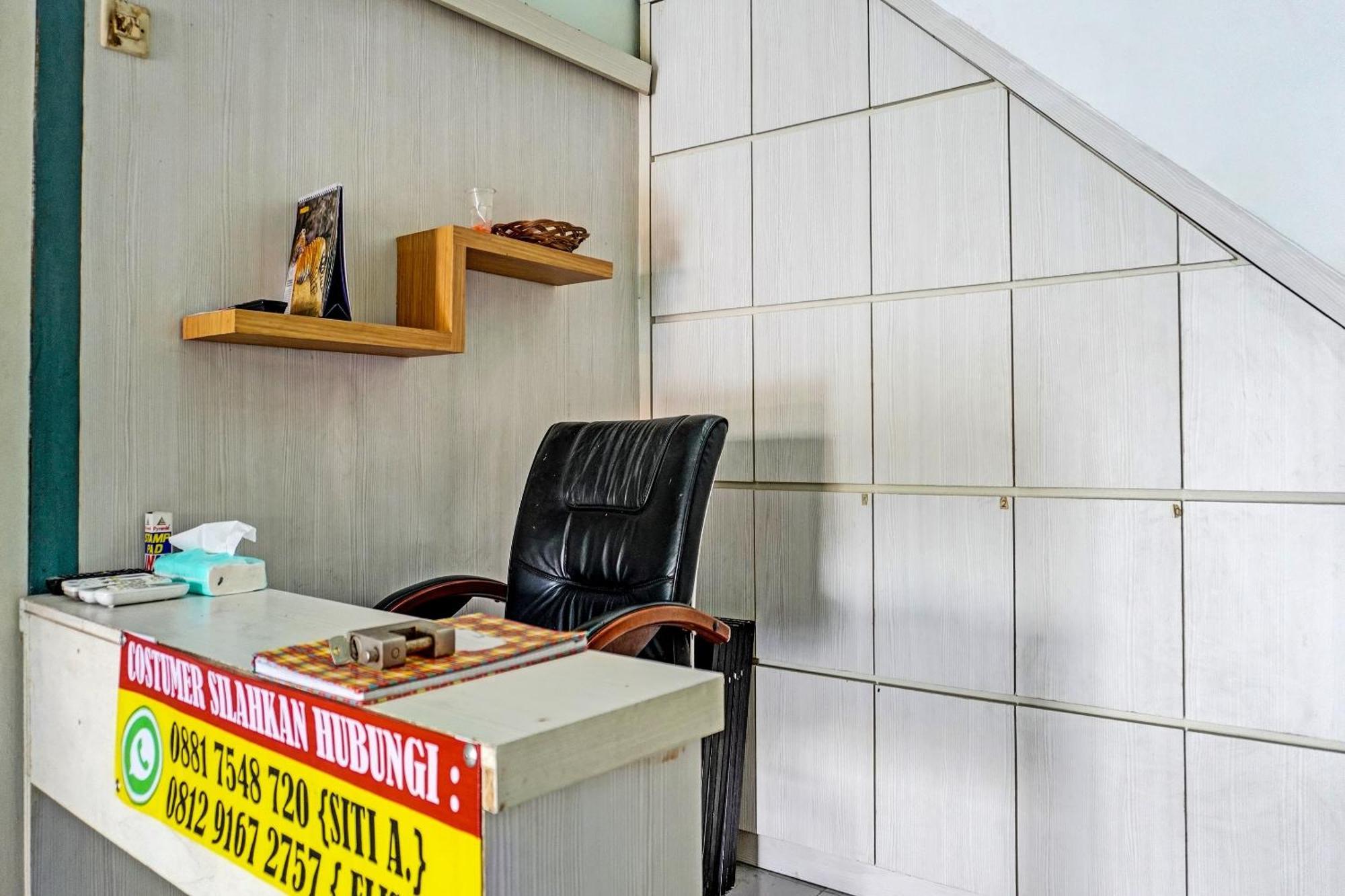 Oyo 91731 Home Stay Elis Cateliya Syariah كراوانغ المظهر الخارجي الصورة
