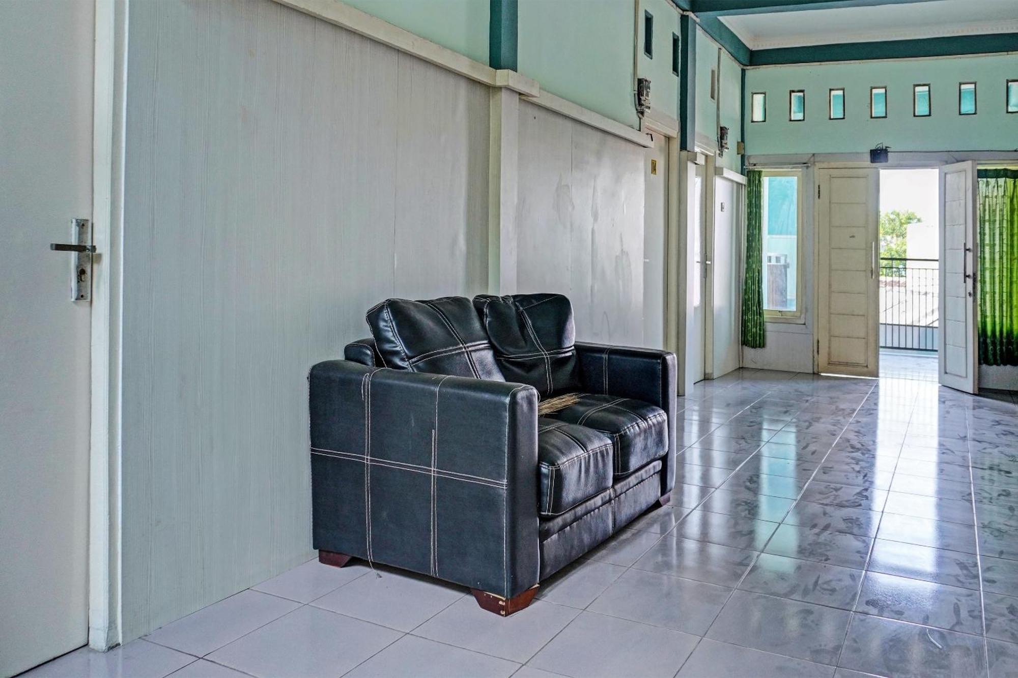Oyo 91731 Home Stay Elis Cateliya Syariah كراوانغ المظهر الخارجي الصورة