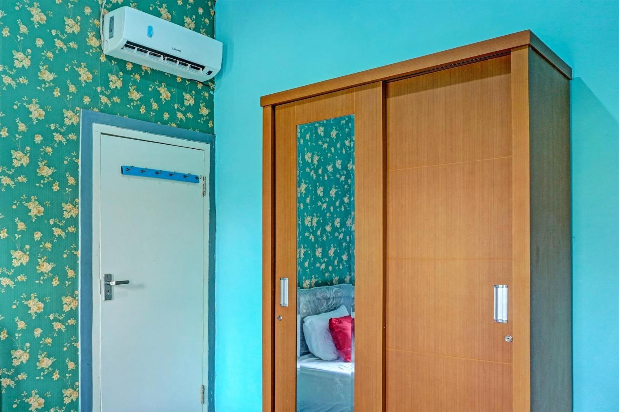 Oyo 91731 Home Stay Elis Cateliya Syariah كراوانغ المظهر الخارجي الصورة