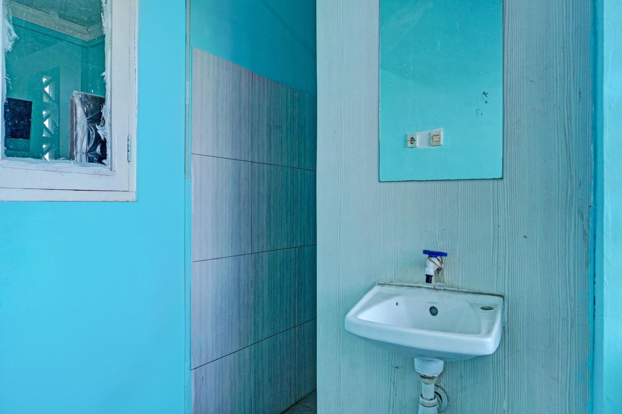 Oyo 91731 Home Stay Elis Cateliya Syariah كراوانغ المظهر الخارجي الصورة