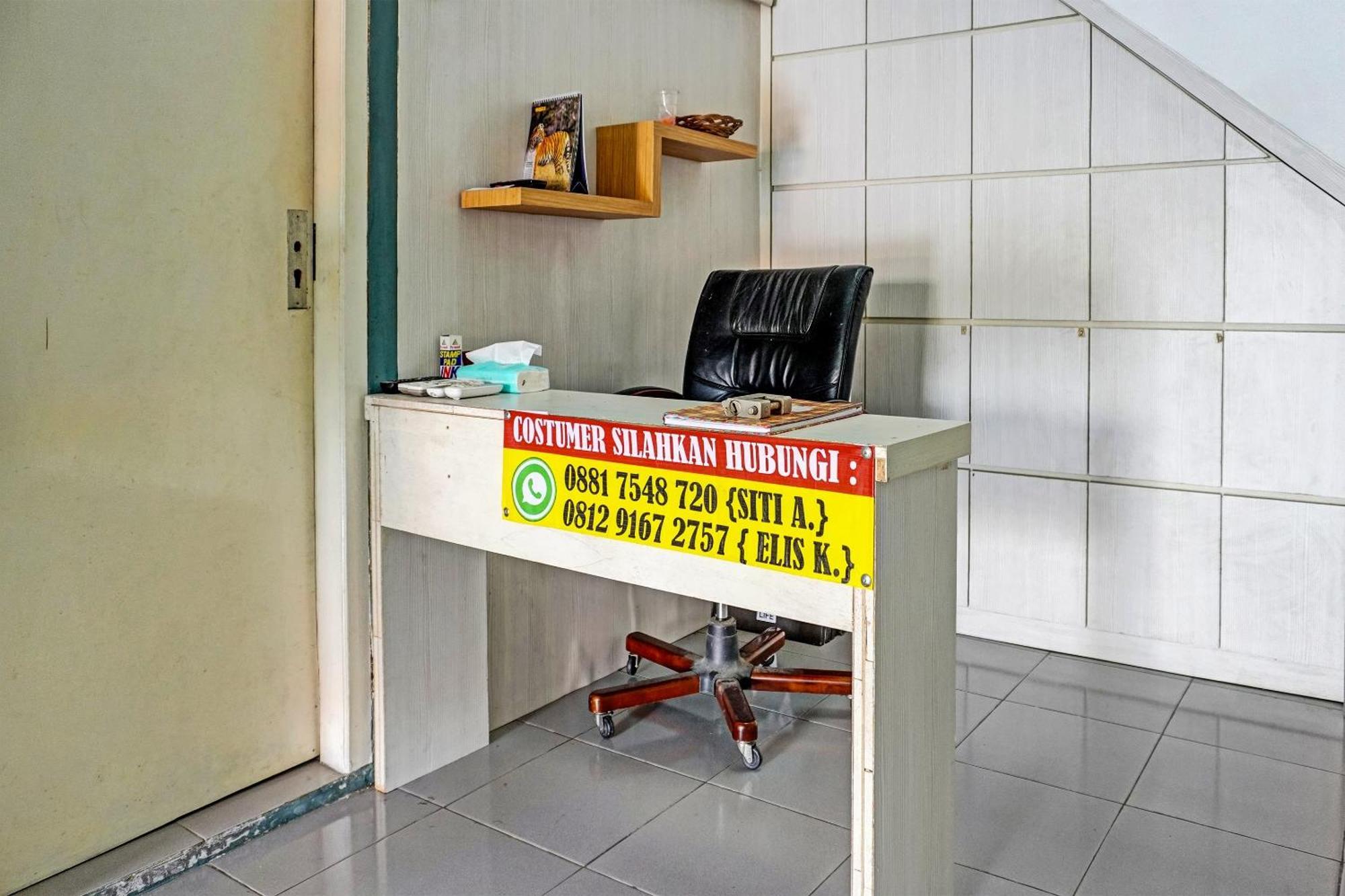 Oyo 91731 Home Stay Elis Cateliya Syariah كراوانغ المظهر الخارجي الصورة