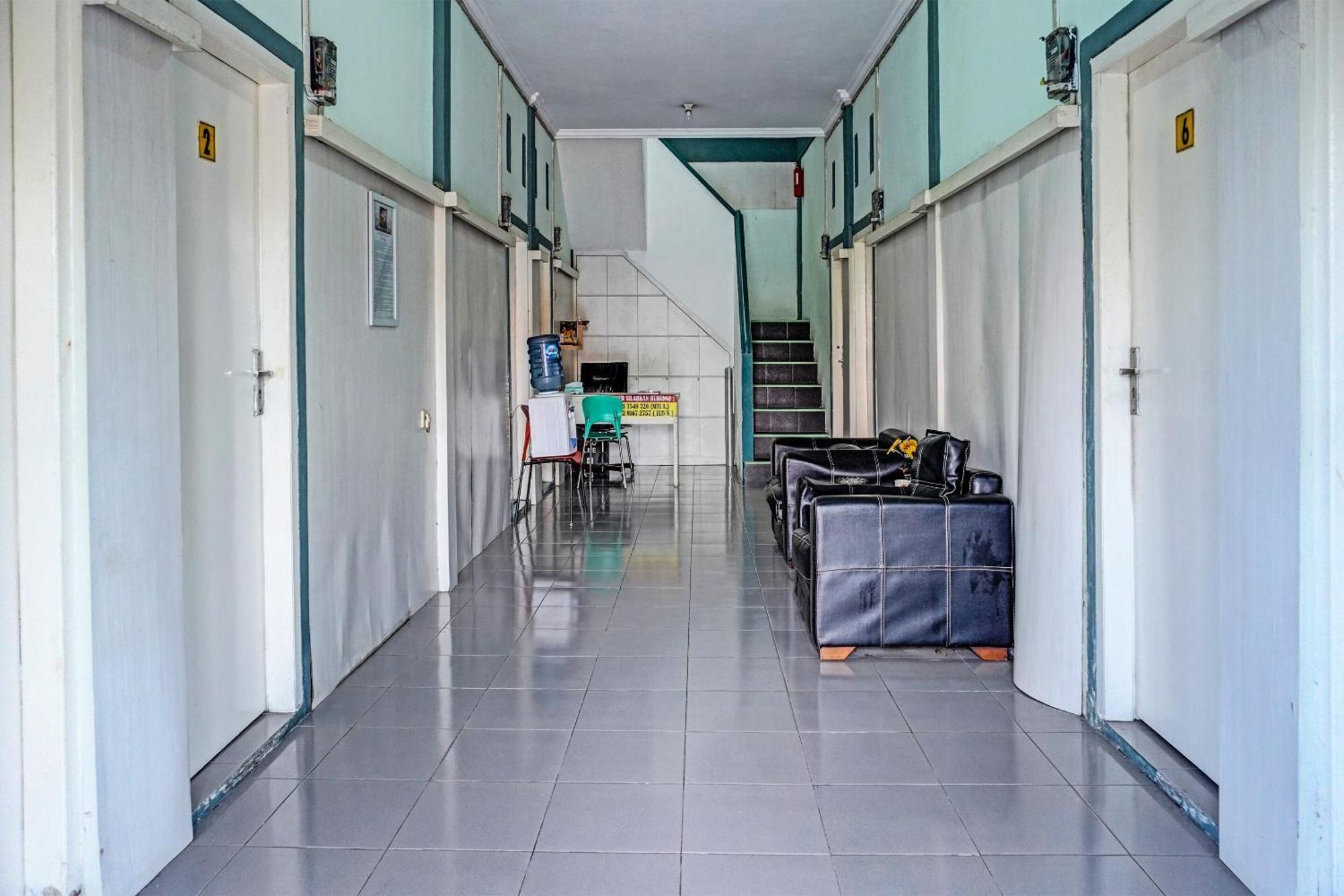 Oyo 91731 Home Stay Elis Cateliya Syariah كراوانغ المظهر الخارجي الصورة