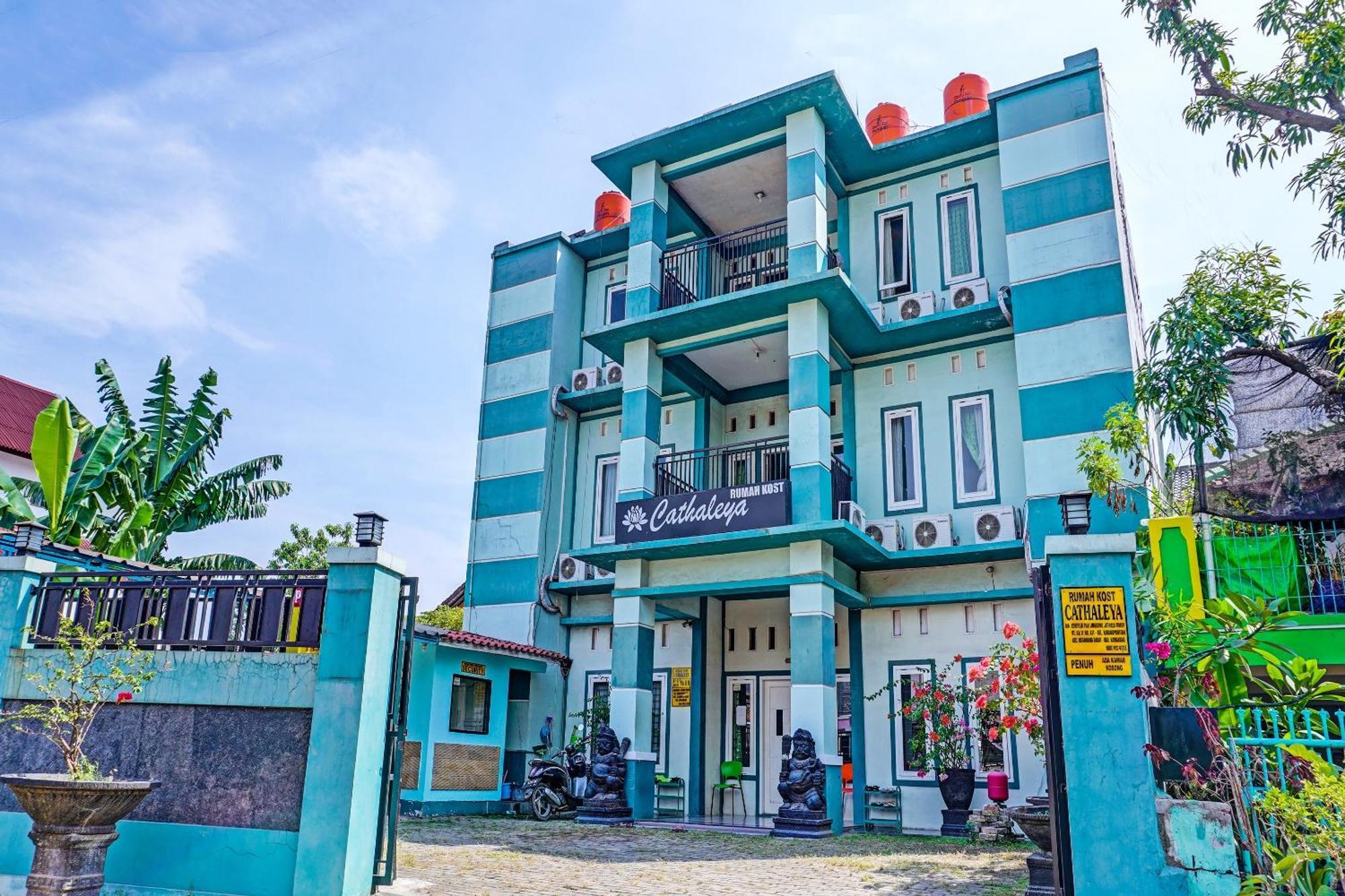 Oyo 91731 Home Stay Elis Cateliya Syariah كراوانغ المظهر الخارجي الصورة