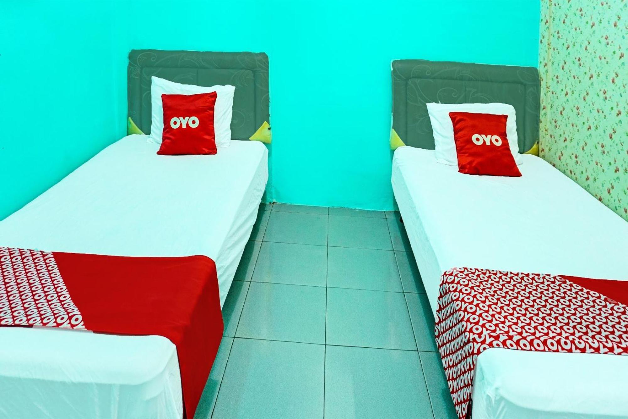 Oyo 91731 Home Stay Elis Cateliya Syariah كراوانغ المظهر الخارجي الصورة