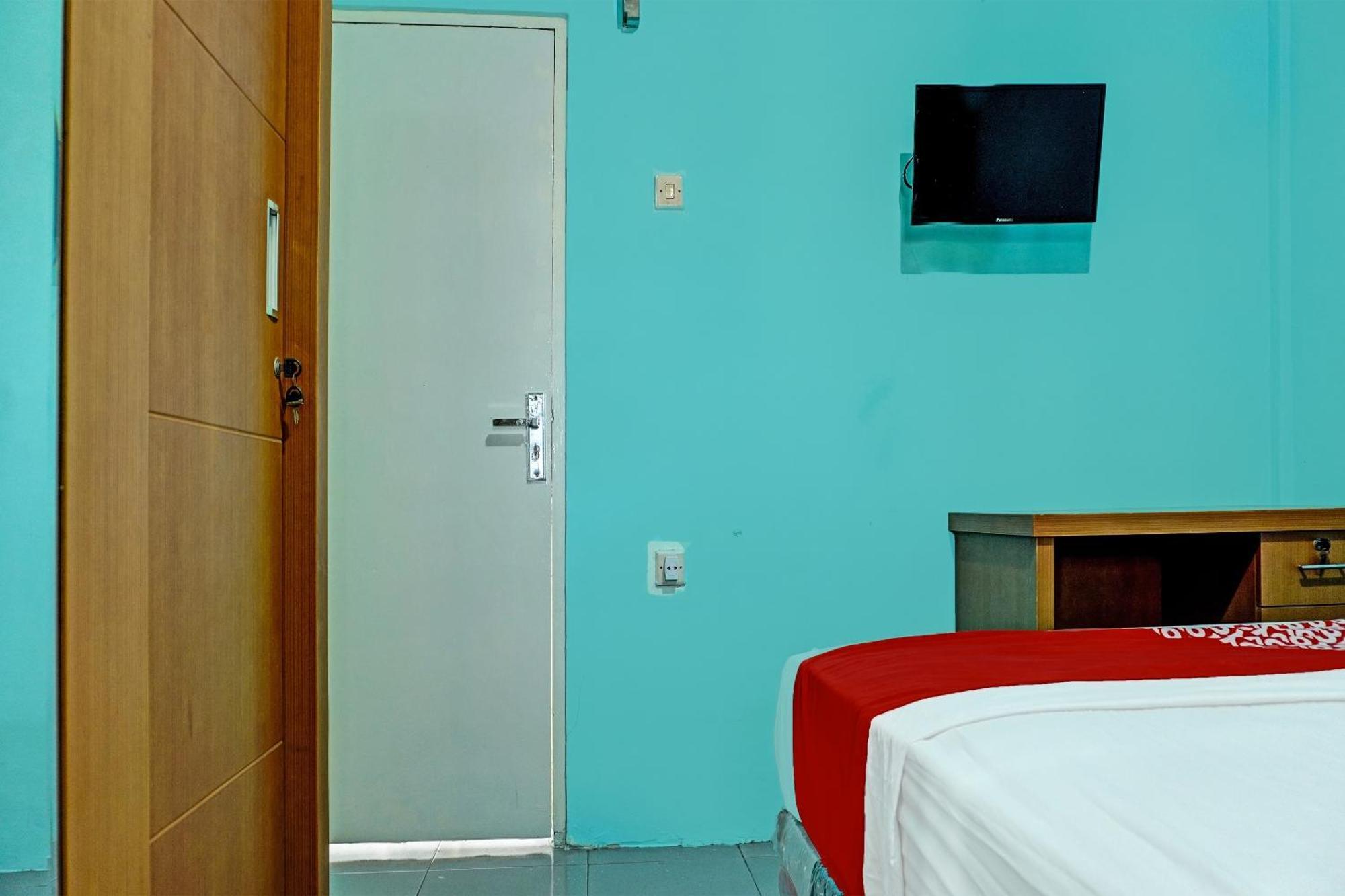 Oyo 91731 Home Stay Elis Cateliya Syariah كراوانغ المظهر الخارجي الصورة