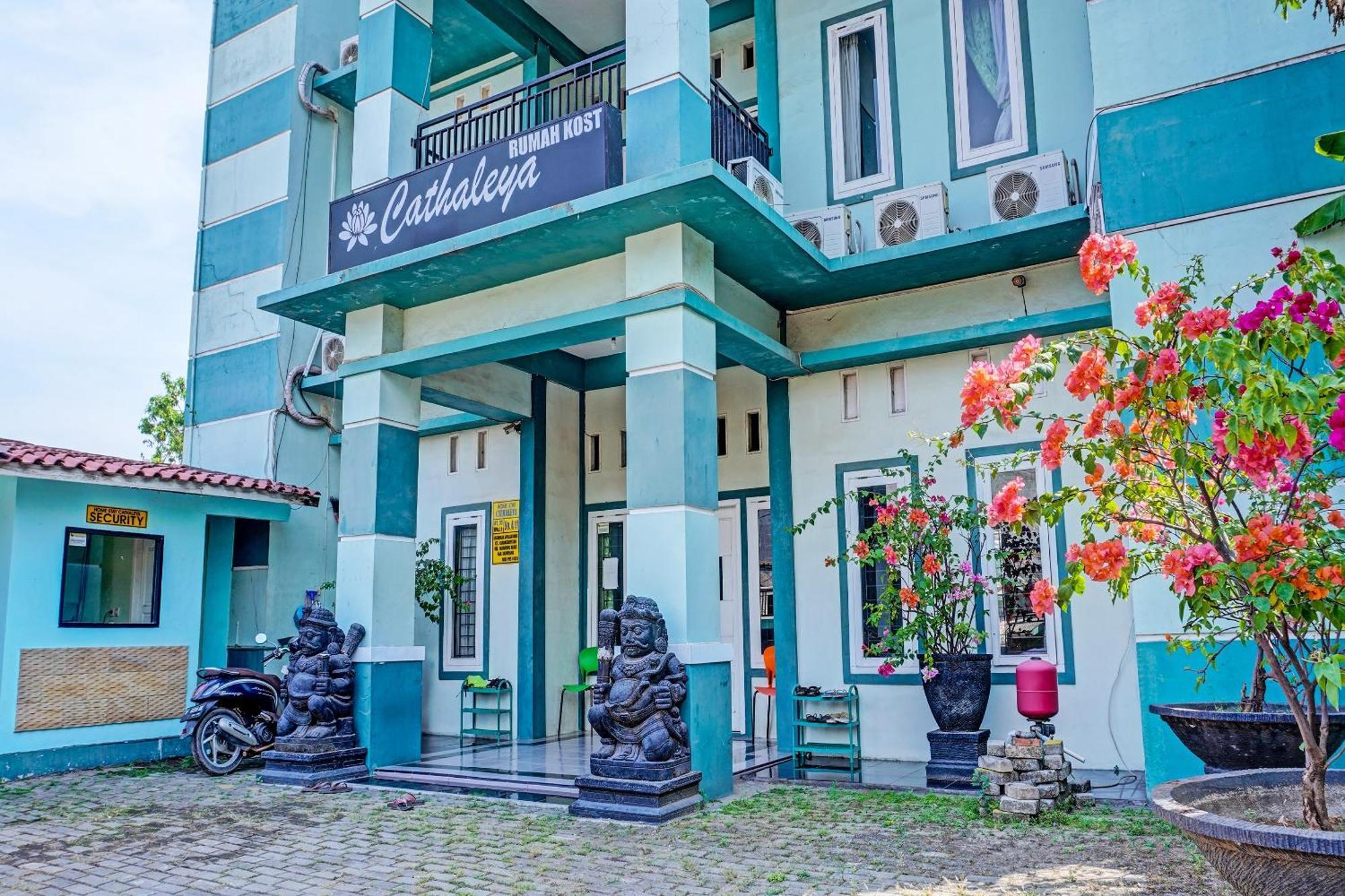 Oyo 91731 Home Stay Elis Cateliya Syariah كراوانغ المظهر الخارجي الصورة