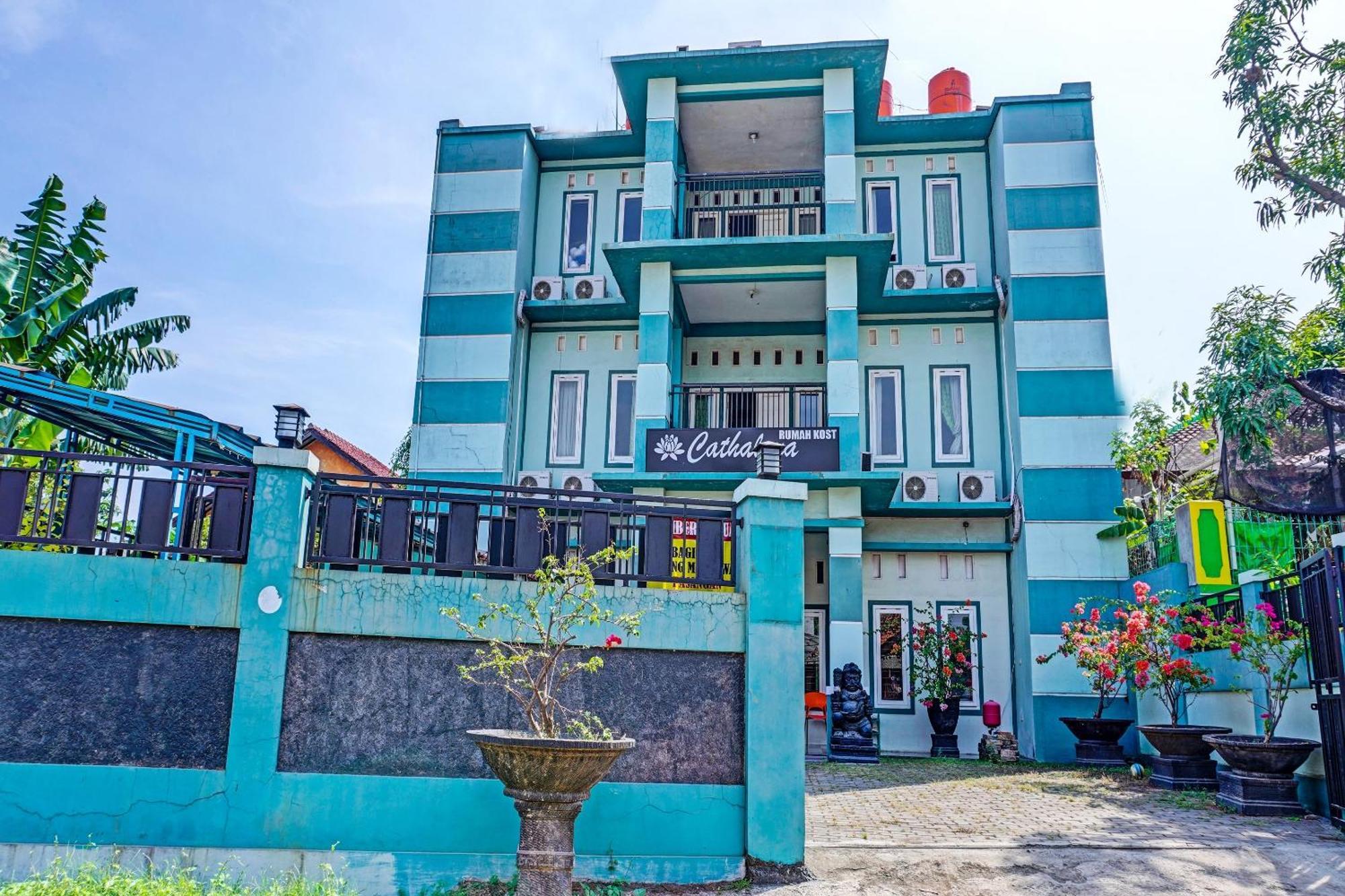Oyo 91731 Home Stay Elis Cateliya Syariah كراوانغ المظهر الخارجي الصورة
