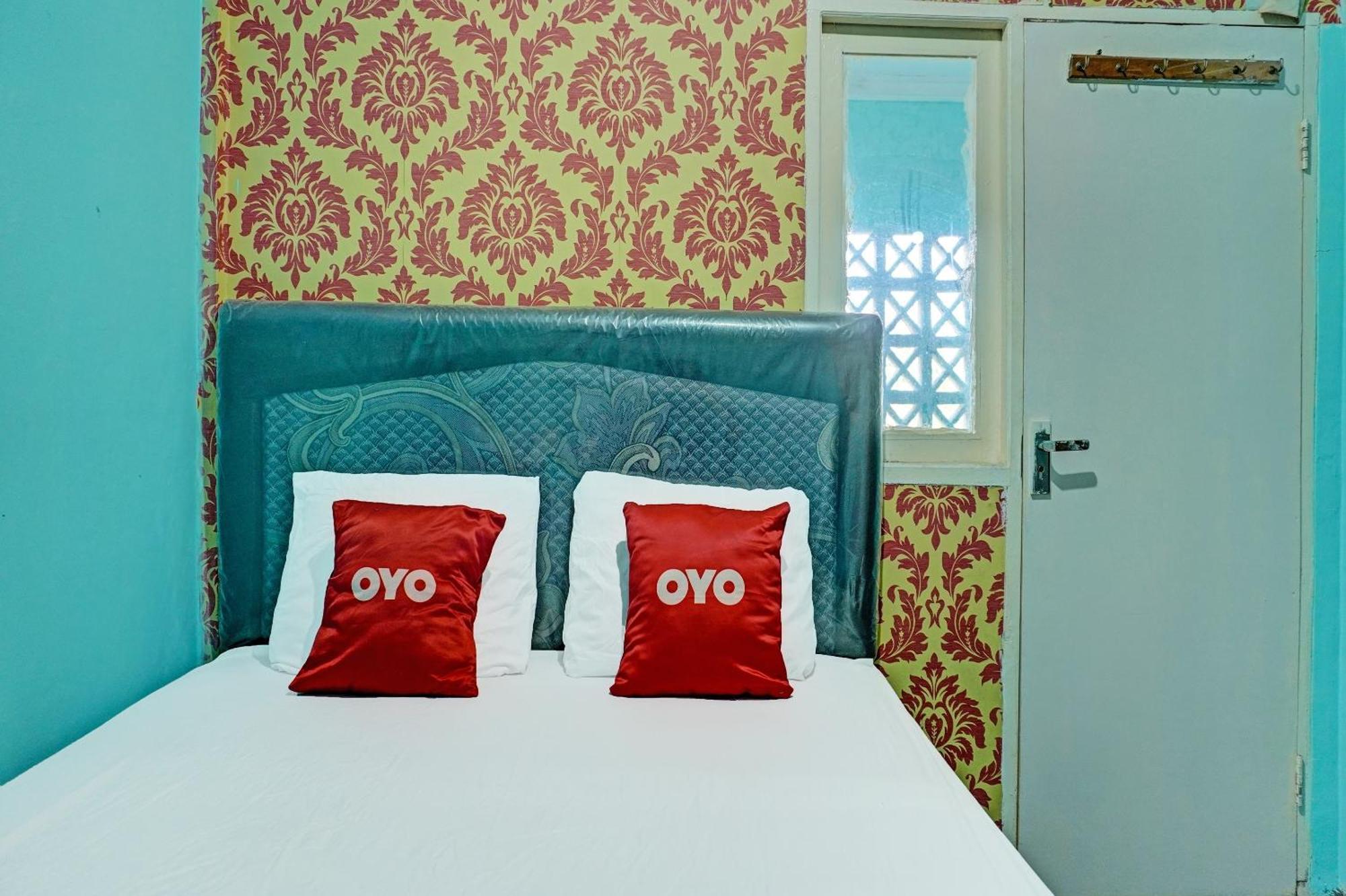 Oyo 91731 Home Stay Elis Cateliya Syariah كراوانغ المظهر الخارجي الصورة
